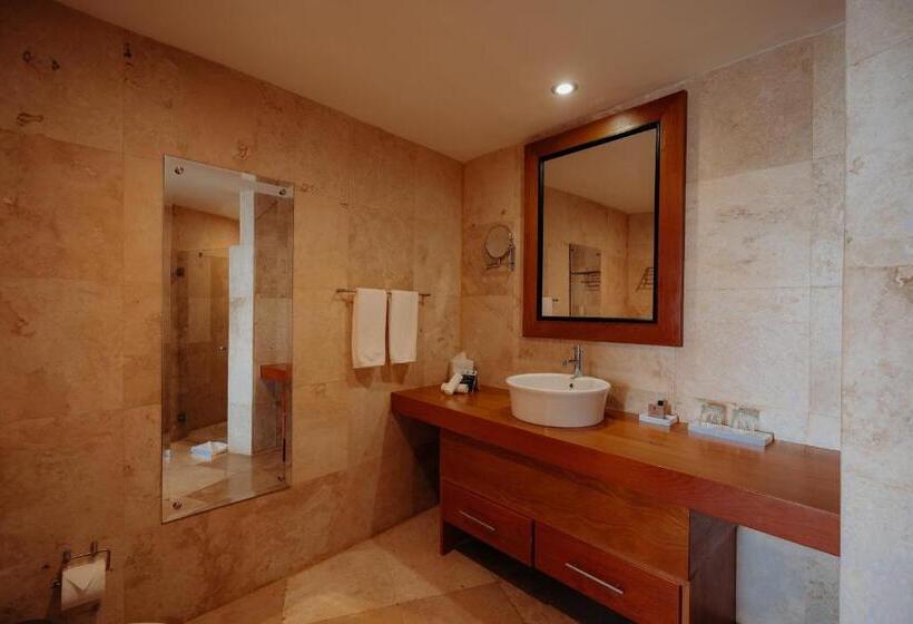 اتاق لوکس چهار تخته, The Bannister Hotel & Yacht Club By Mint