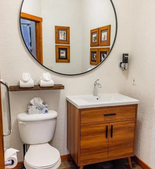 اتاق استاندارد با تخت بزرگ, A Bear And Bison Country Inn
