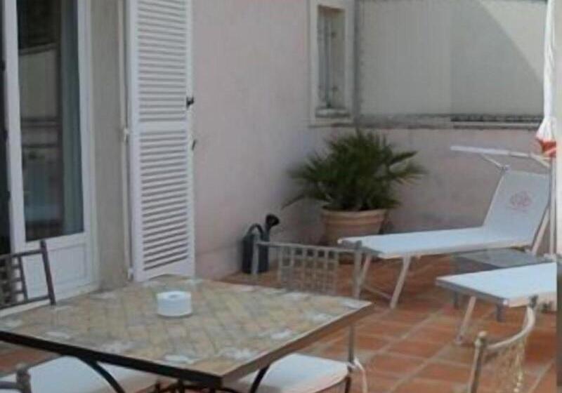 جناح جونيور مطلّ علي البحر, Hôtel Villa Les Rosiers