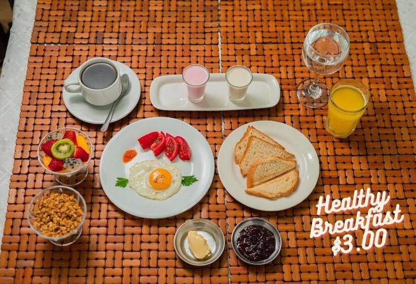 חדר סטנדרט לשלושה עם חדר אמבטיה משוף, Colonial House Inn