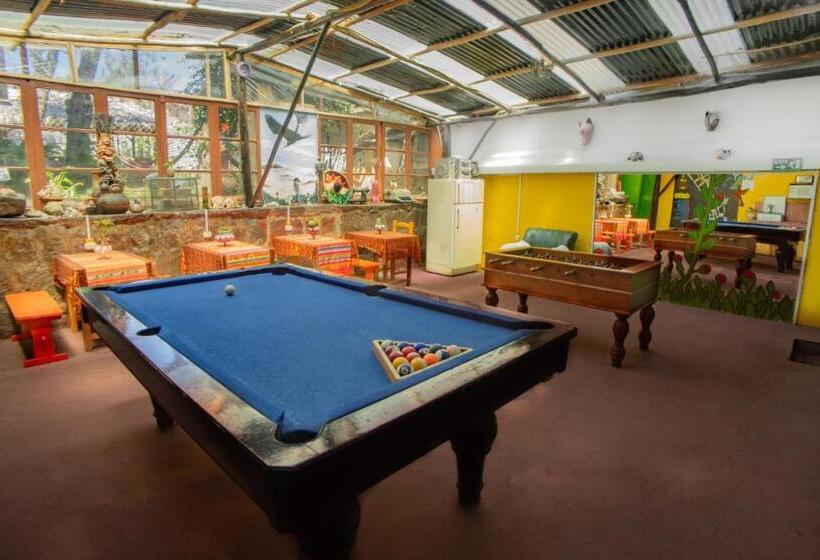 חדר סטנדרט לשלושה עם חדר אמבטיה משוף, Colonial House Inn