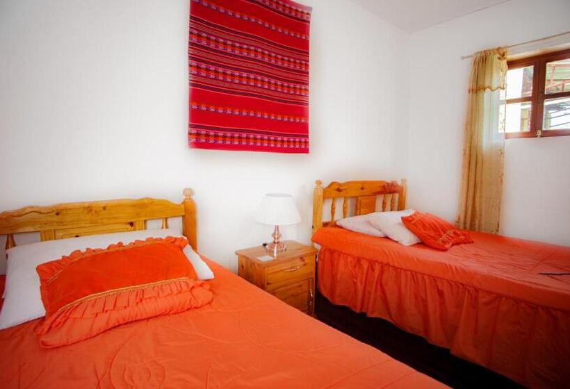 חדר סטנדרט לשלושה עם חדר אמבטיה משוף, Colonial House Inn