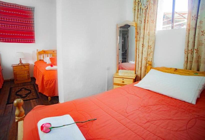 חדר סטנדרט לשלושה עם חדר אמבטיה משוף, Colonial House Inn