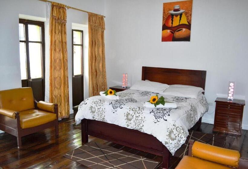 Quarto Estandar com Sacada, Colonial House Inn