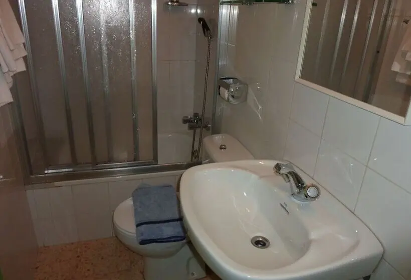 اتاق استاندارد سه نفره, Pension Fonda Vilalta