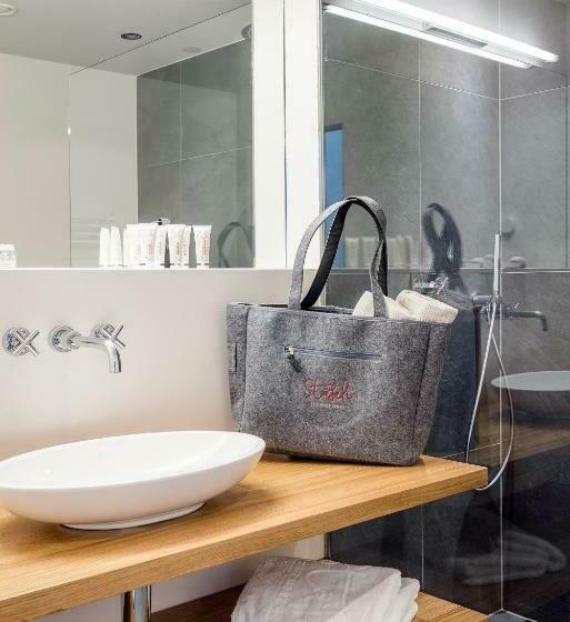 غرفة قياسية مزوَّدة بشُرفة, Stäfeli