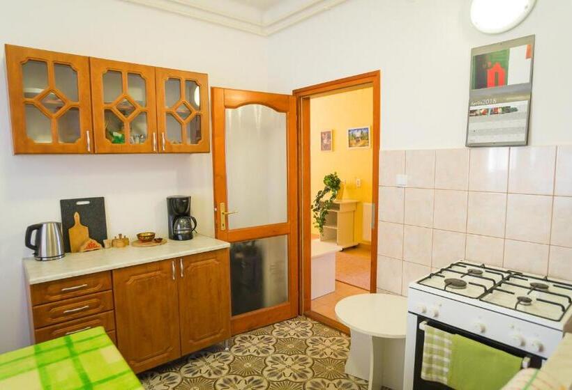 标准工作室, Apart Júlia Villa