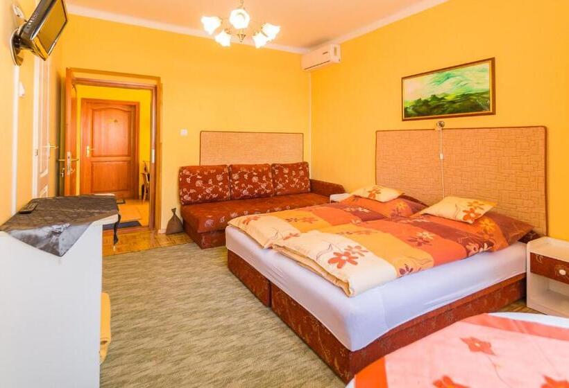 标准工作室, Apart Júlia Villa