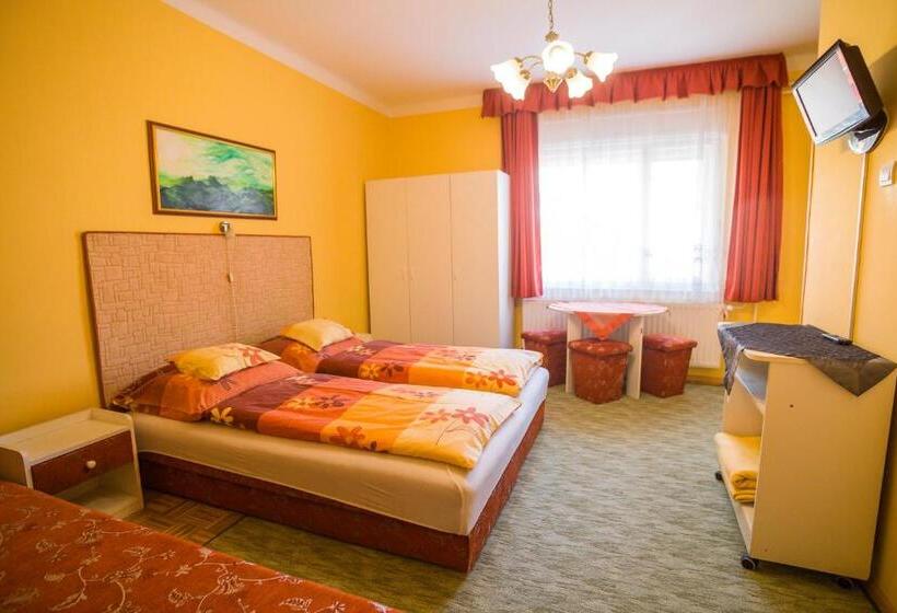 标准工作室, Apart Júlia Villa