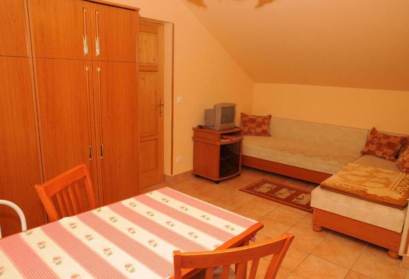 家庭公寓, Apart Júlia Villa