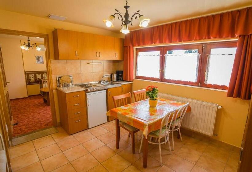 家庭公寓, Apart Júlia Villa