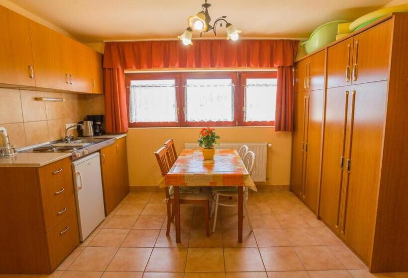 家庭公寓, Apart Júlia Villa