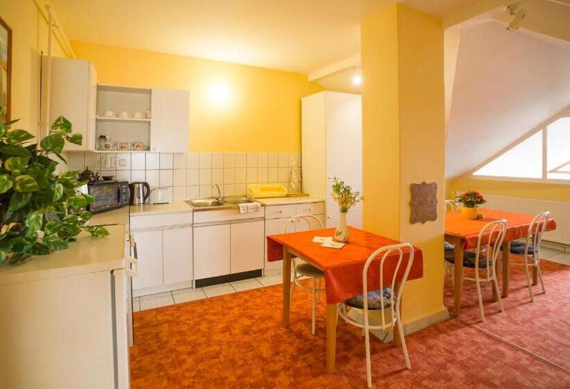 阁楼房, Apart Júlia Villa