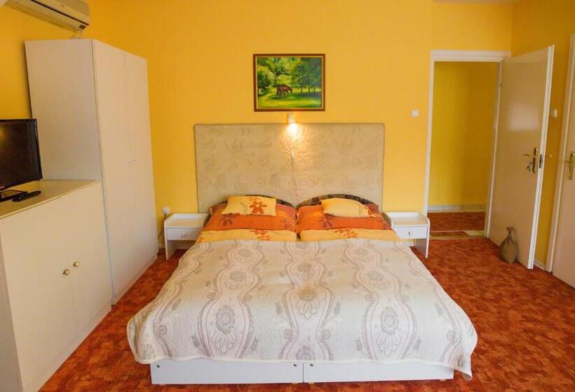 阁楼房, Apart Júlia Villa