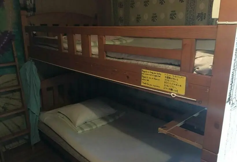 ルームシェアのワンベッド, Okinawa Motobu Guest House