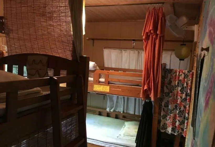 ルームシェアのワンベッド, Okinawa Motobu Guest House