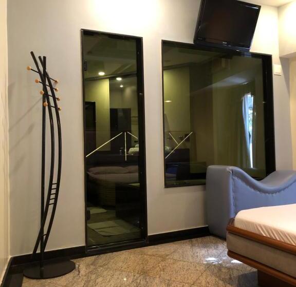 سوئیت با وان آب گرم, Sheik