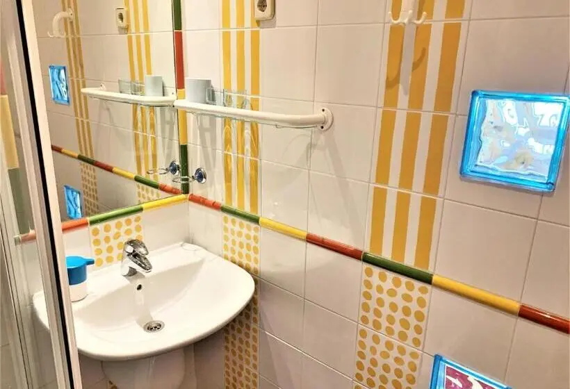 اتاق استاندارد یک نفره, Hostal Arco Iris