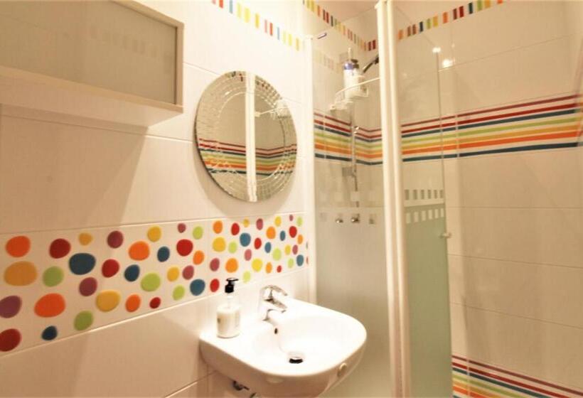 اتاق استاندارد یک نفره, Hostal Arco Iris