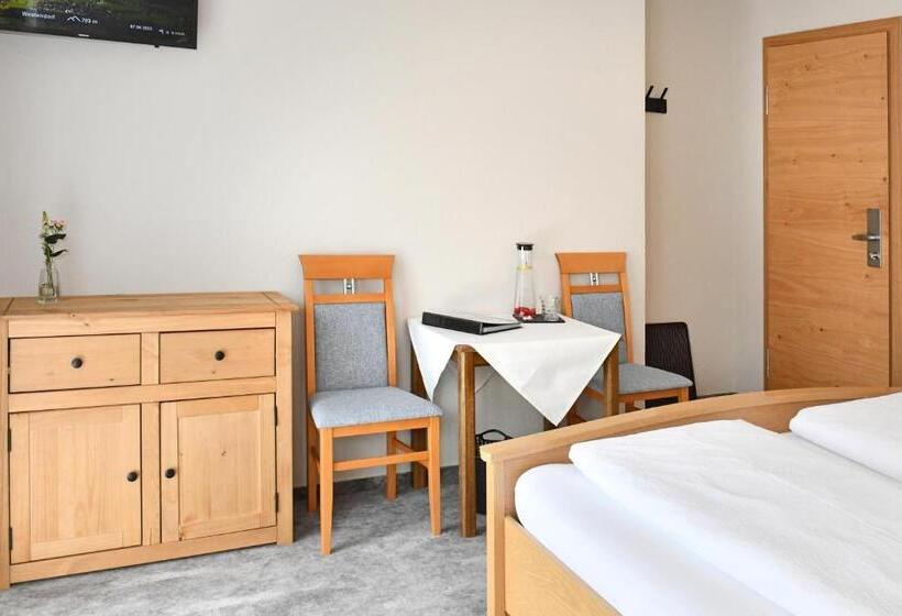 חדר סטנדרט לארבעה, Pension Eichenheim