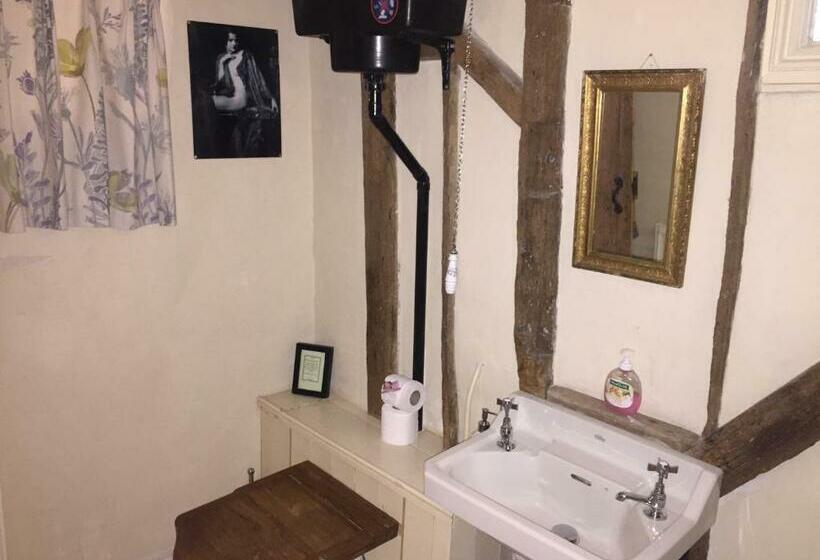 스탠다드 룸, The Three Tuns