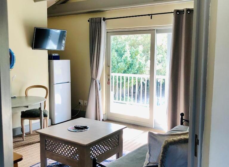 套房带园景, Burrough Place