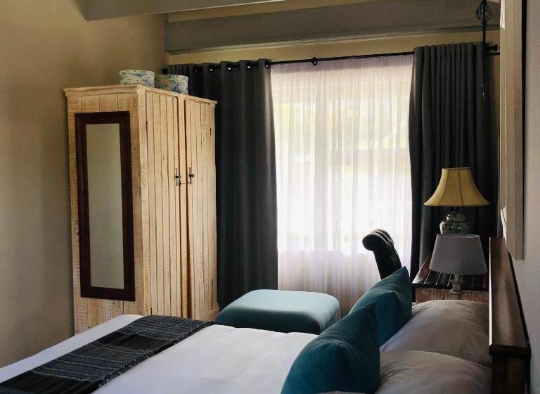 套房带园景, Burrough Place