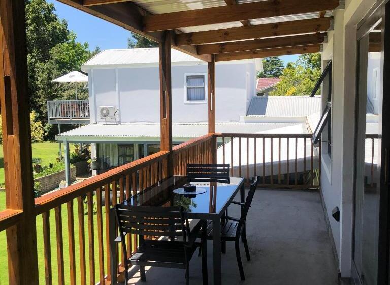 套房带园景, Burrough Place