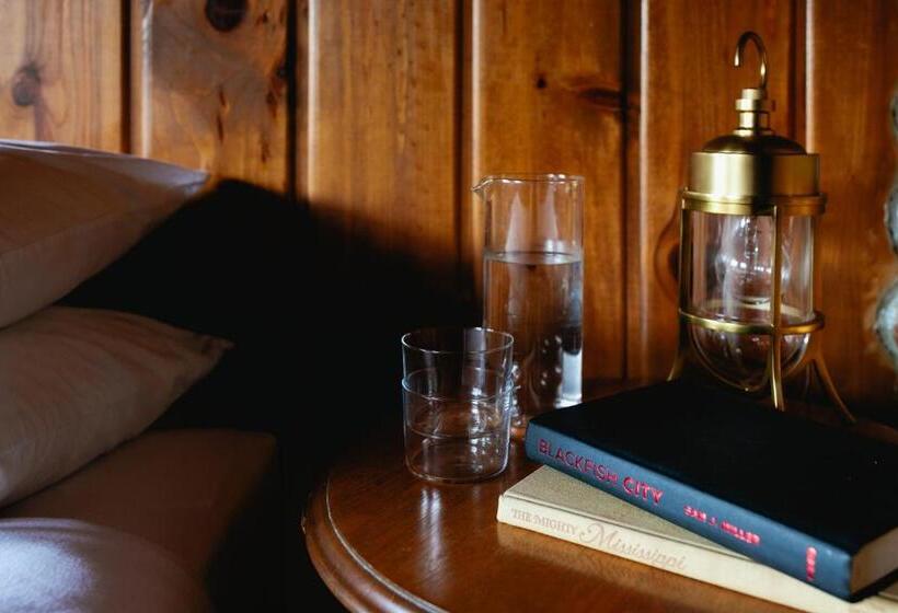 标准单人间共用浴室, Captain Whidbey