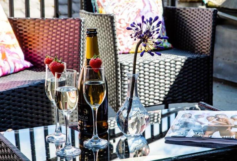 Люкс с Балконом, Goodramgate Apartments