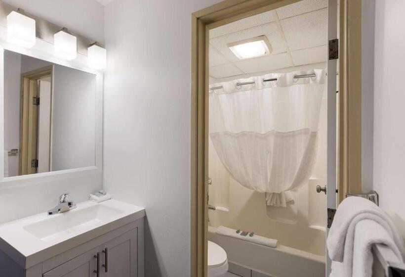 מיטת קינג בסוויטה, Surestay Hotel By Best Western Presque Isle