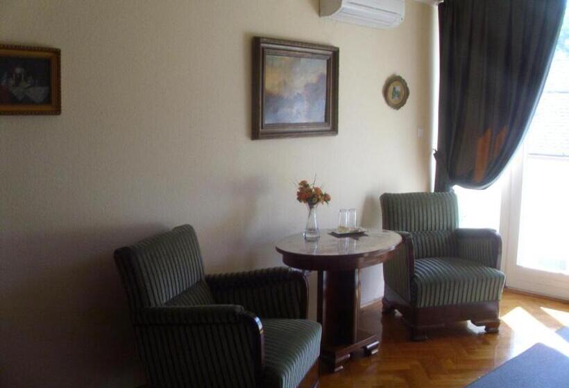 غرفة قياسية مزوَّدة بشُرفة, Barokk Antik Guest Hause