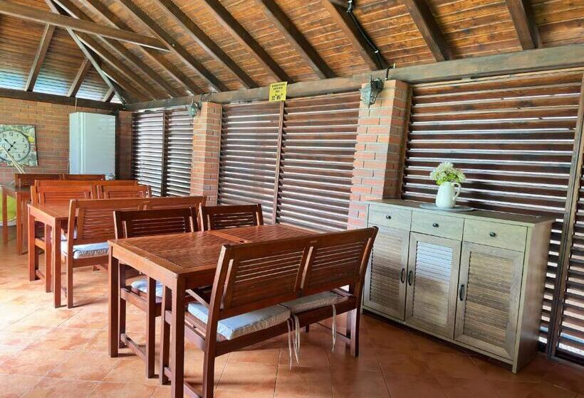 חדר משפחתי, Pensiunea Konfort