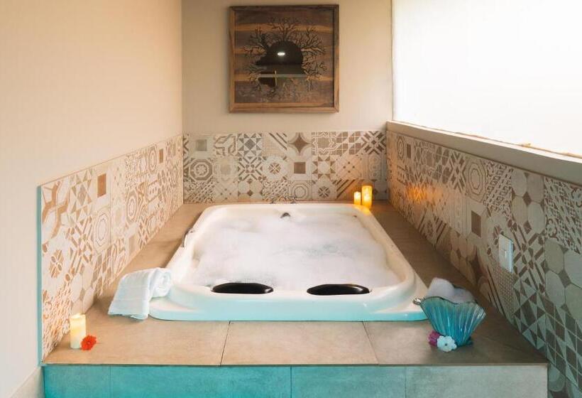 سوئیت با وان آب گرم, Casa Da Lua Pousada