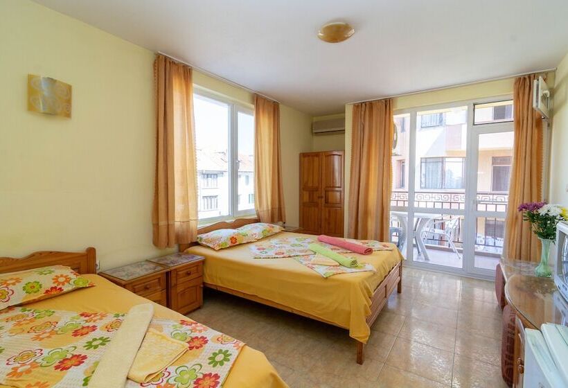 חדר סטנדרט לשלושה עם מרפסת, Fener Guest House