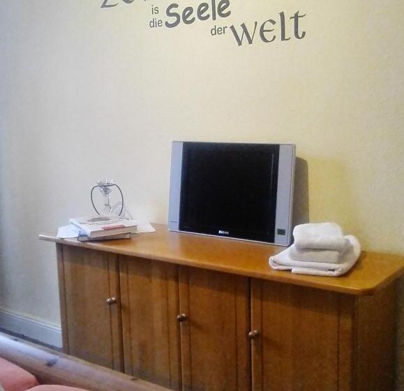 اتاق استاندارد, Heidi's Art