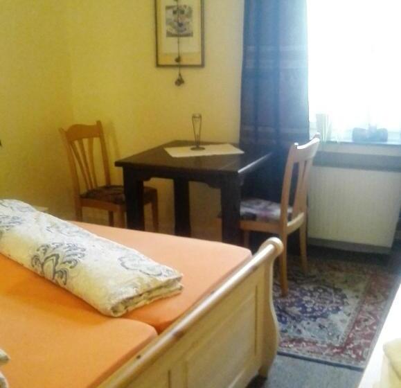 اتاق استاندارد, Heidi's Art