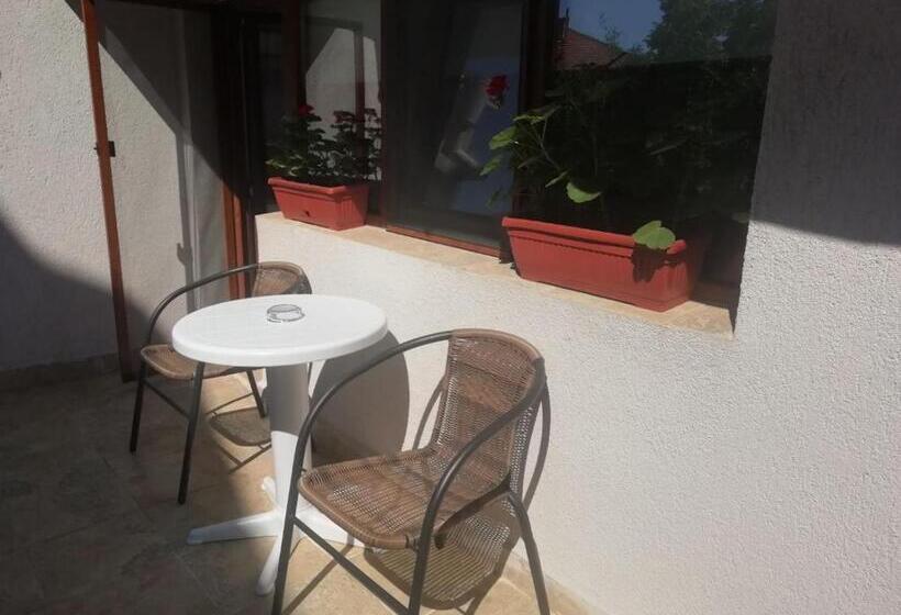 Трехместный Номер Стандарт с Балконом, Guest House Kera