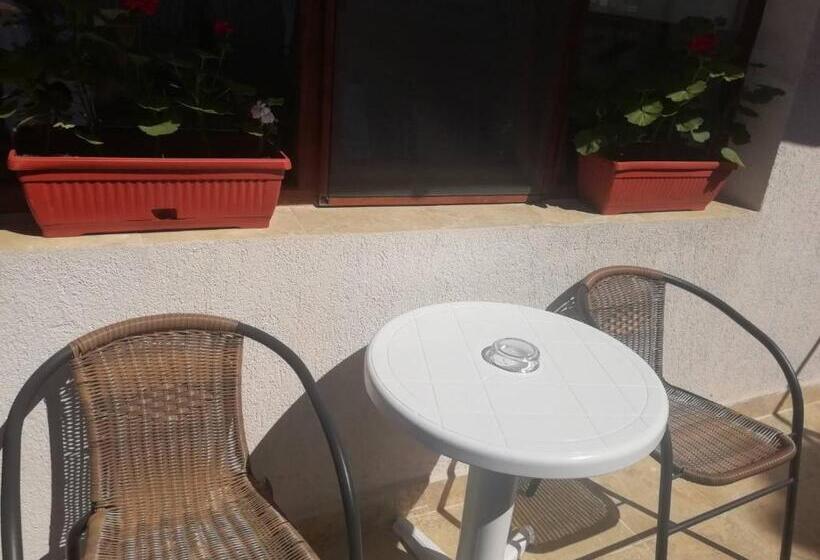 Трехместный Номер Стандарт с Балконом, Guest House Kera