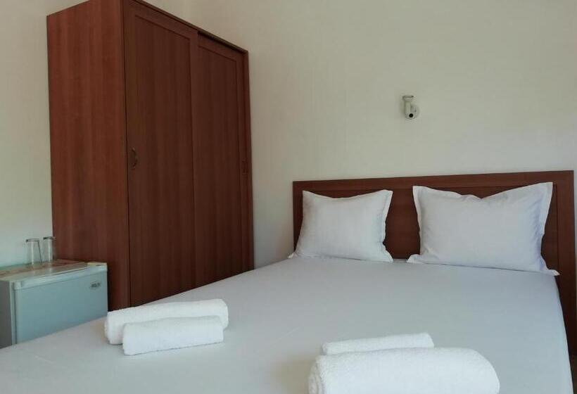 Трехместный Номер Стандарт с Балконом, Guest House Kera