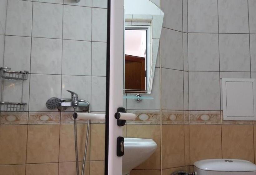 Трехместный Номер Стандарт с Балконом, Guest House Kera