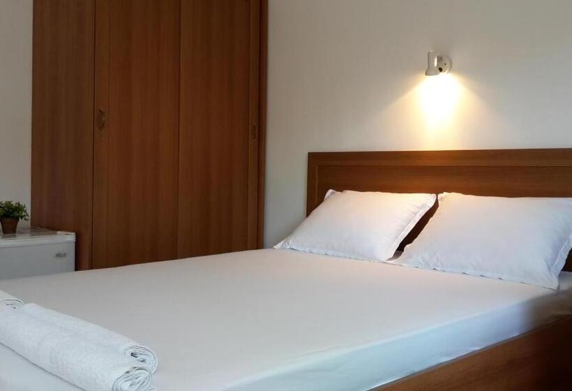 Трехместный Номер Стандарт с Балконом, Guest House Kera