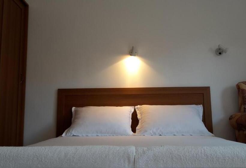 Трехместный Номер Стандарт с Балконом, Guest House Kera