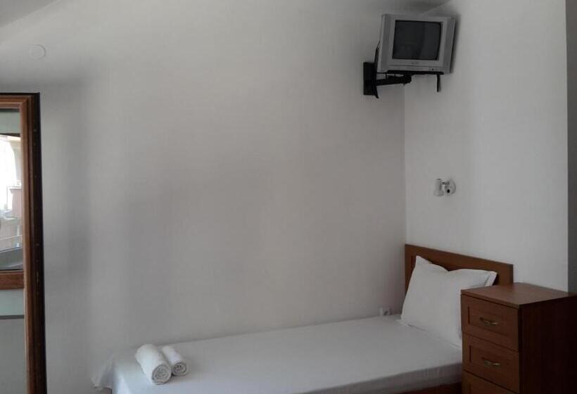 Трехместный Номер Стандарт с Балконом, Guest House Kera