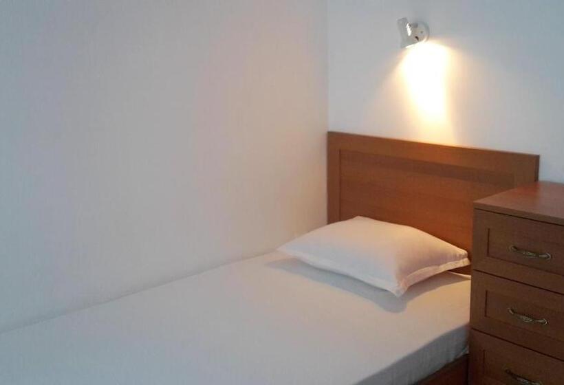 Трехместный Номер Стандарт с Балконом, Guest House Kera