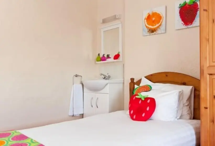 اتاق استاندارد سه تخته با سرویس بهداشتی مشترک, Strawberry Fields