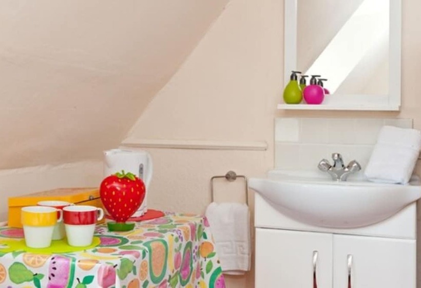 스탠다드 트리픔 룸 공동욕실, Strawberry Fields