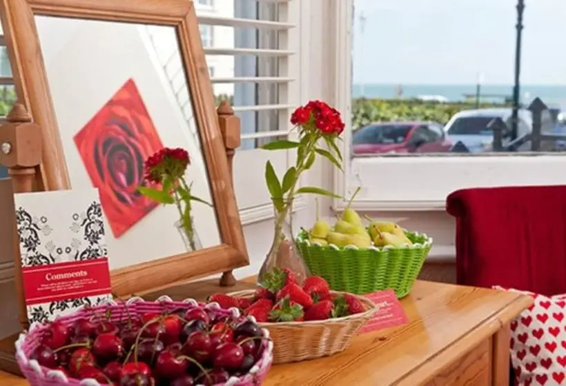 اتاق استاندارد با چشمانداز دریا, Strawberry Fields