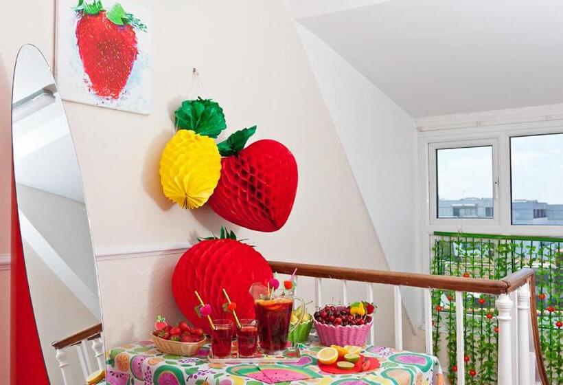 펜트하우스 룸, Strawberry Fields