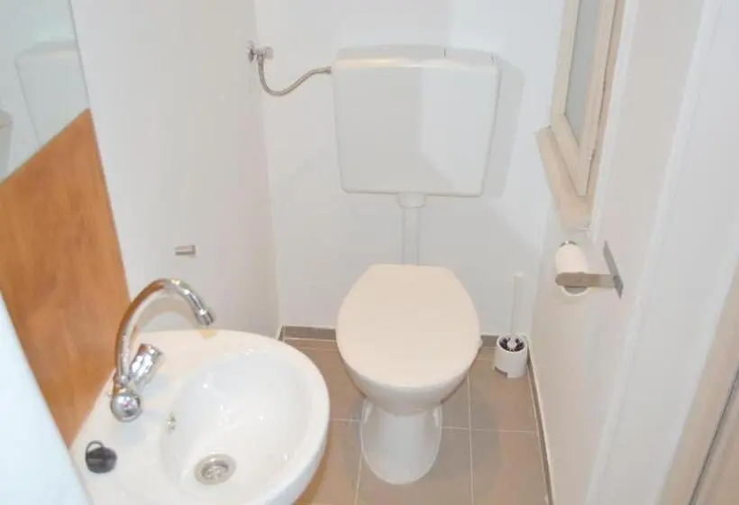 Standard Neljän Hengen Huone, Synagogue Central Guest House